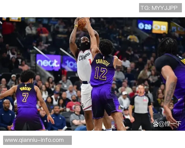 佩里湖鹰队与巨人队激战正酣精彩瞬间回顾与分析